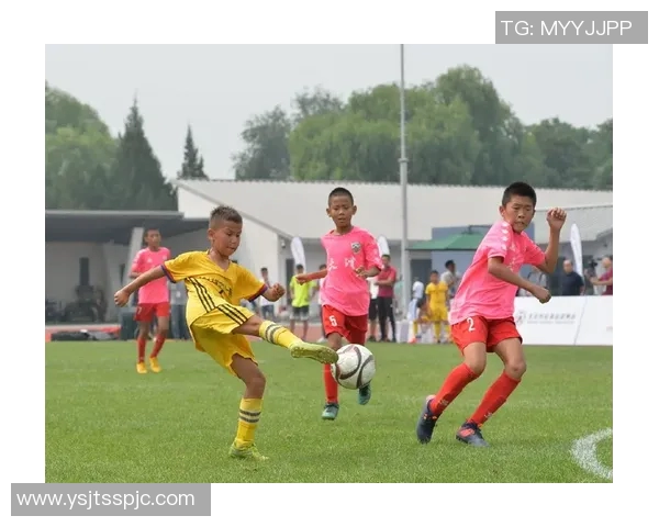 新疆发货的足球明星挂画让您的家居更添运动气息与活力